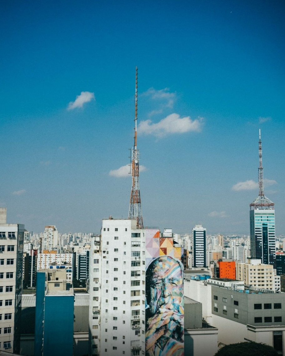 Mural de Oscar Niemeyer por Kobra em São Paulo